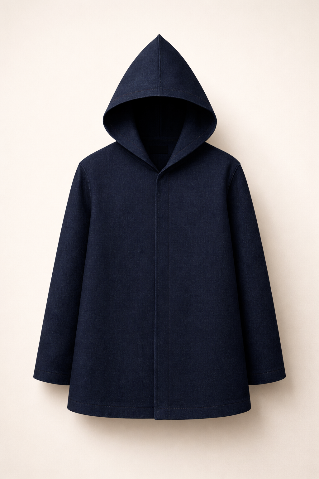 Cappuccio in denim blu navy, struttura avvolgente.