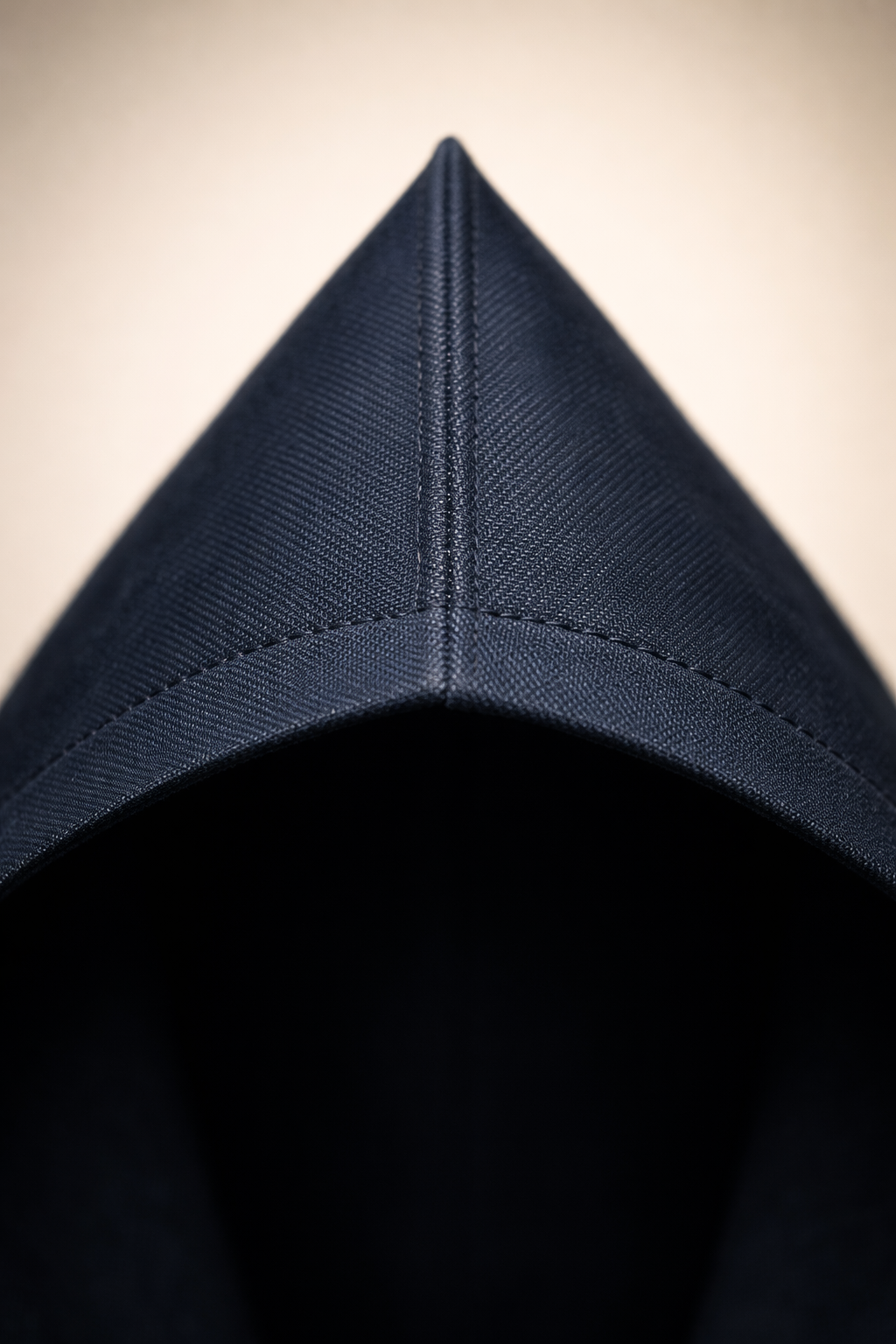 Dettaglio punta del cappuccio e cuciture.